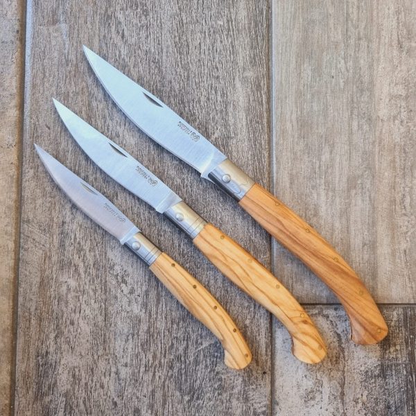 Coltello artigianale pusceddu Arburesa in legno d'ulivo da Scanno in 3 dimensioni